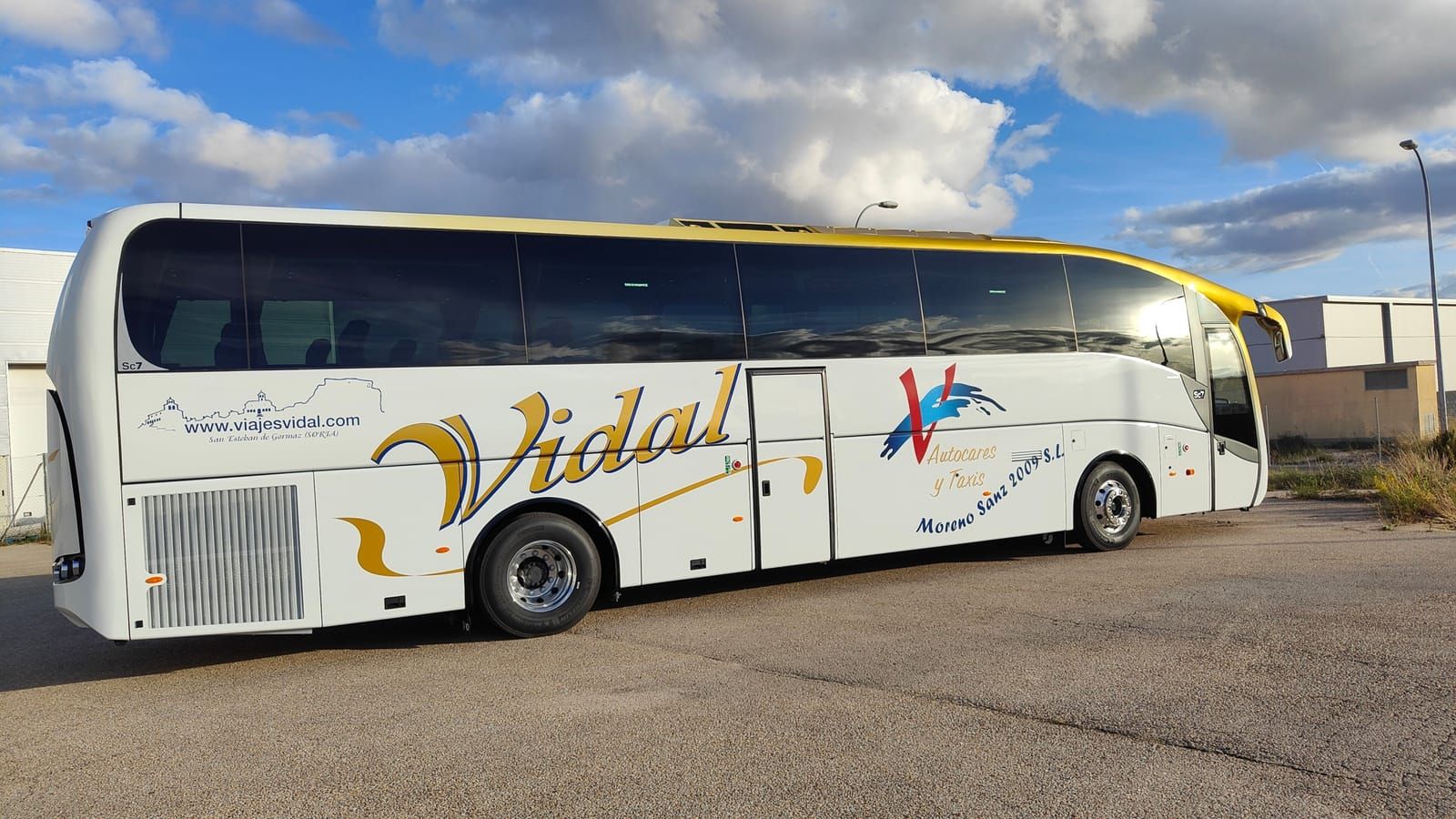 Autocar blanco de Viajes Vidal con la rotulación de la empresa