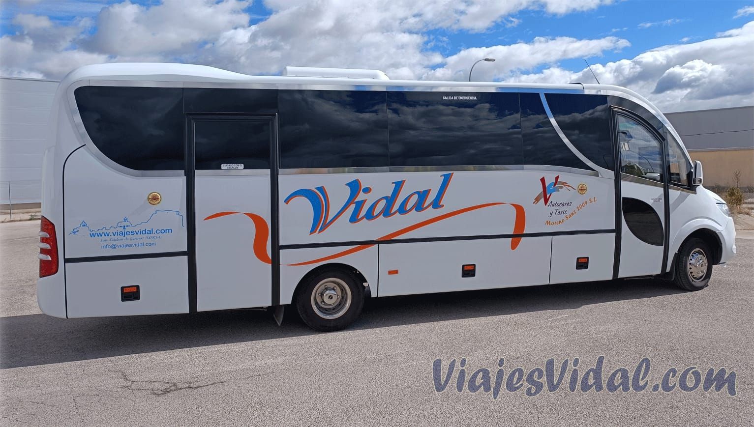 Midibús blanco de 30 plazas de Viajes Vidal