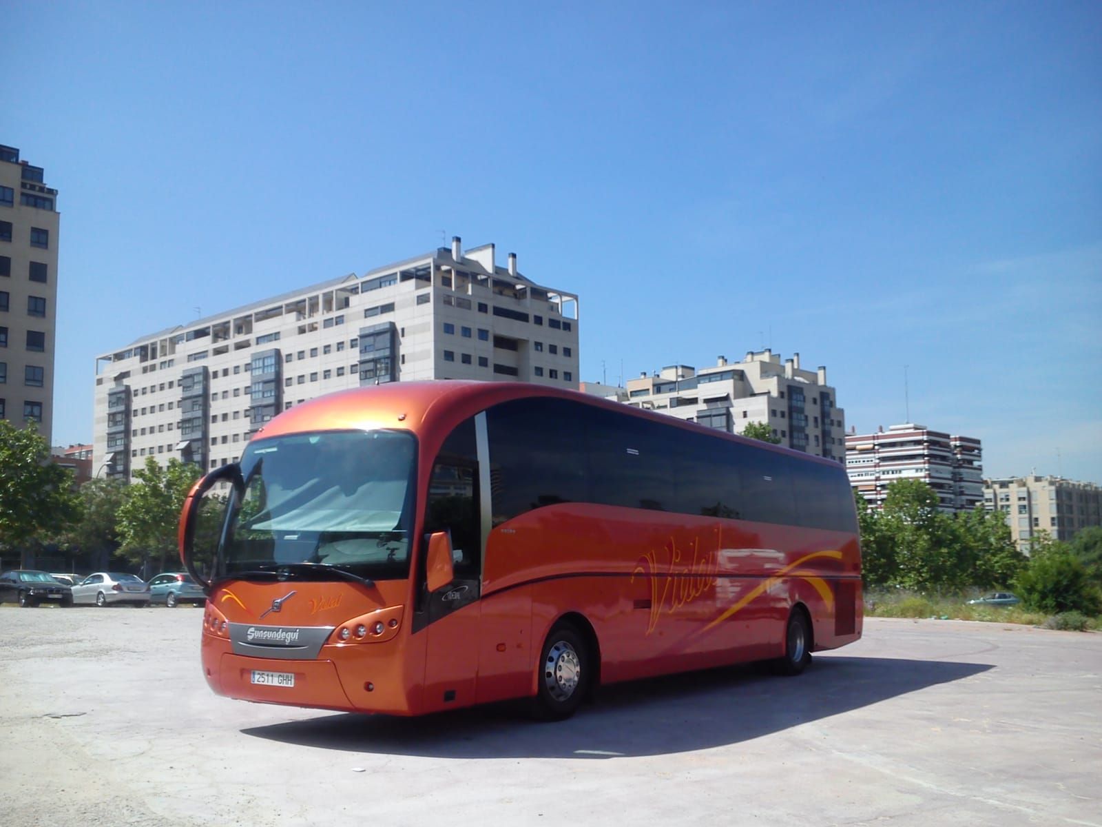Autocar naranja de 54 plazas de Viajes Vidal