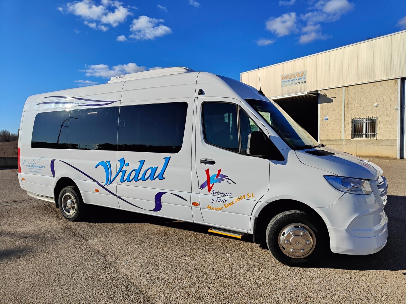 Microbús Mercedes Sprinter blanco de Viajes Vidal