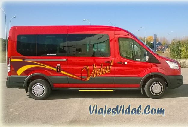 Microbús Ford Transit rojo de 14 plazas de Viajes Vidal