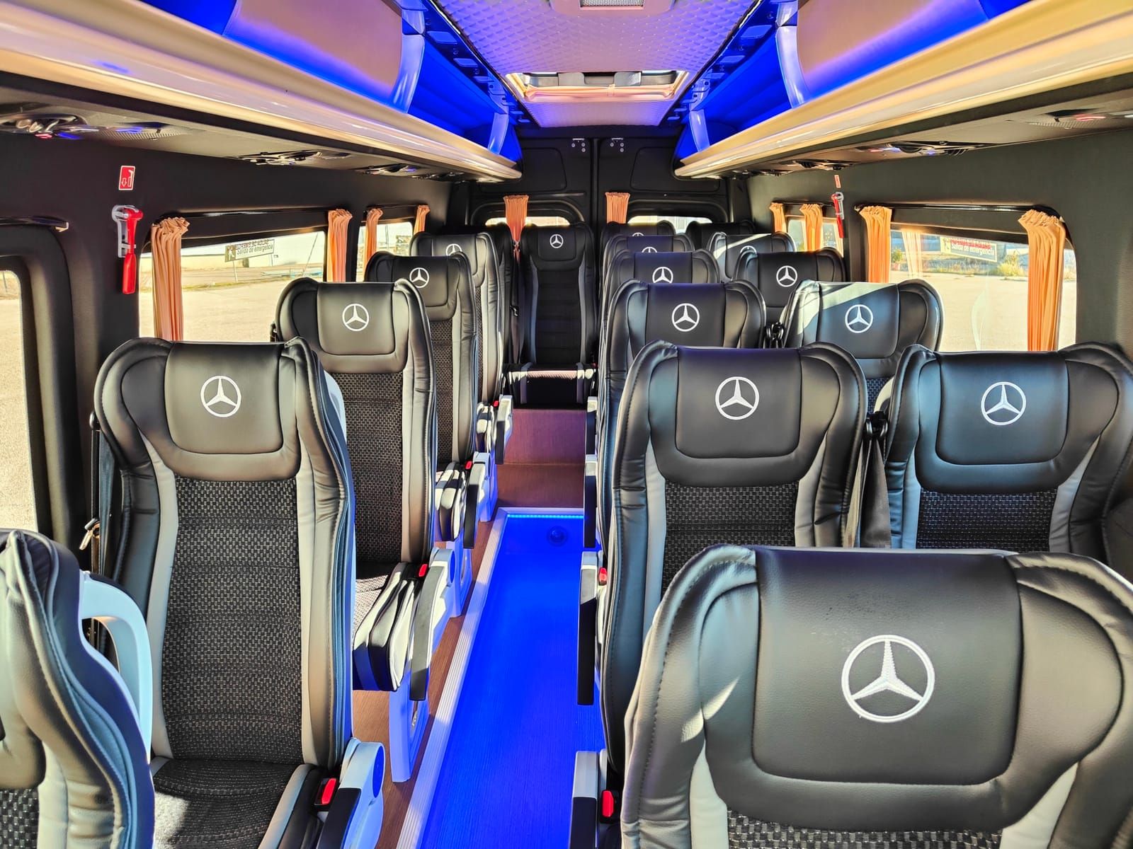 Interior con butacas de piel del microbús Mercedes
