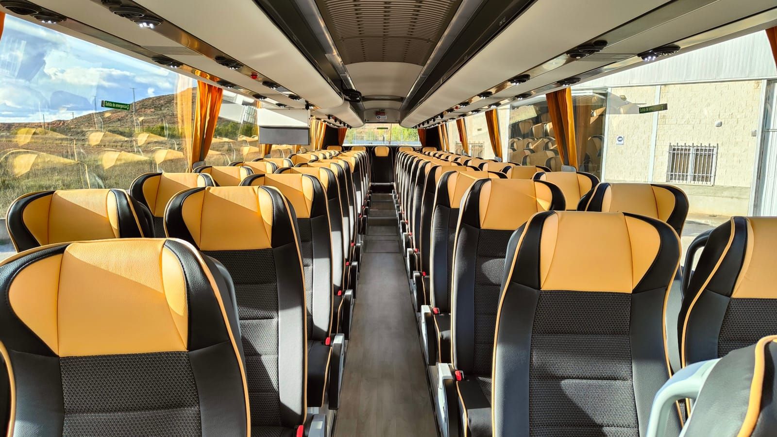 Interior de un autocar de Viajes Vidal con butacas de piel