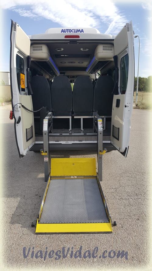 Elevador trasero para subir la silla de ruedas