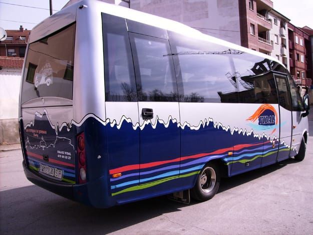 Parte trasera del microbús de 24 plazas