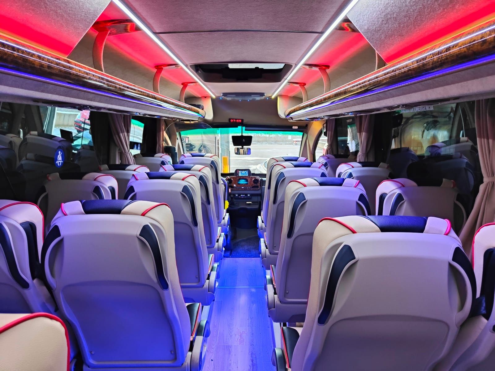 Interior de un microbús de Viajes Vidal con iluminación ambiental