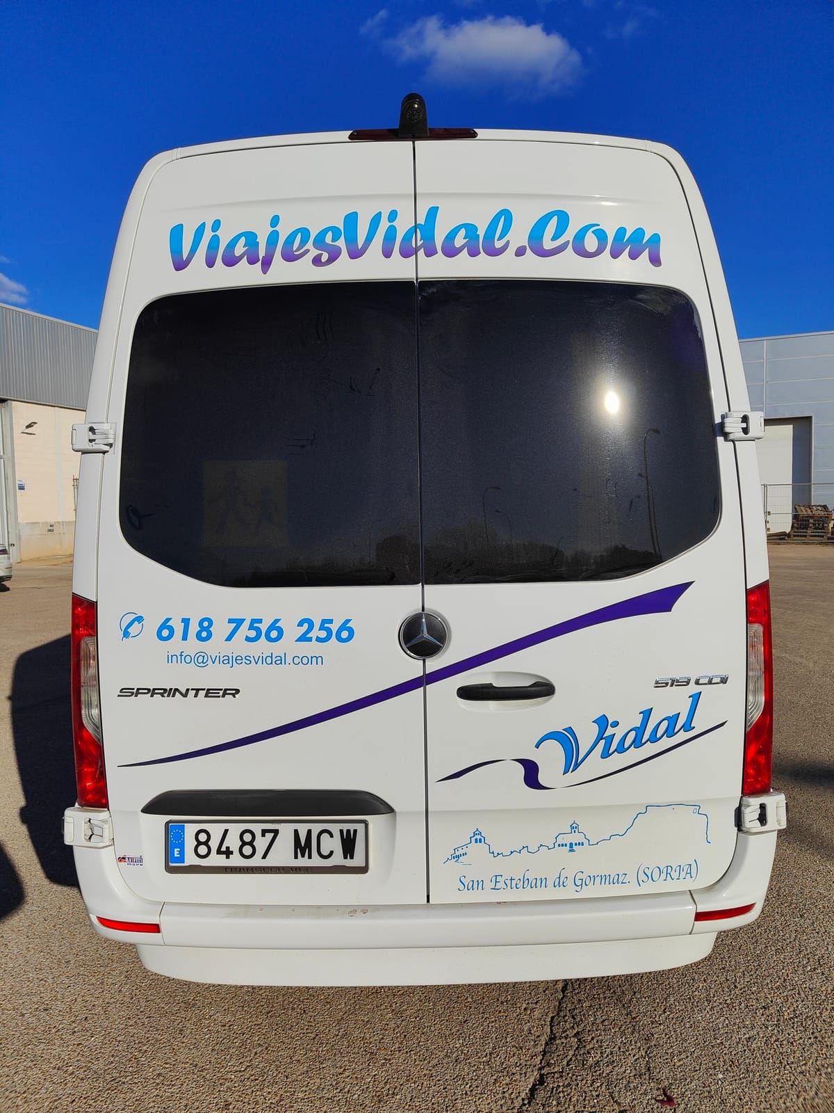 Parte trasera del microbús Mercedes Sprinter